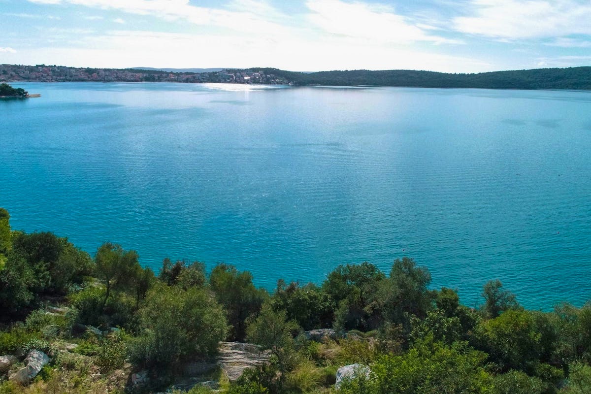 Otvoren pogled na more sa parcele