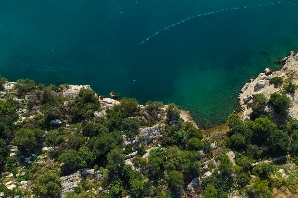 Prodaje se jedinstveno građevinsko zemljište u prvom redu do mora
