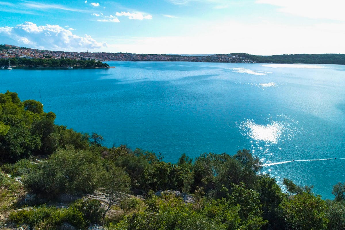Otvoren pogled na more sa parcele u blizini Trogira
