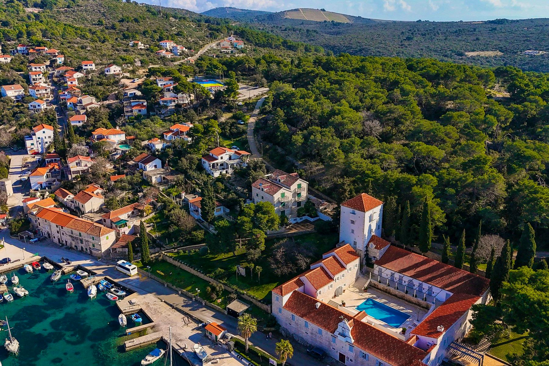 Seafront villa on Šolta for sale