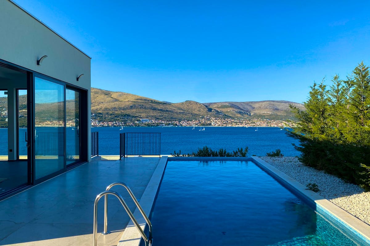 Spectacular view of the swimming pool and the sea