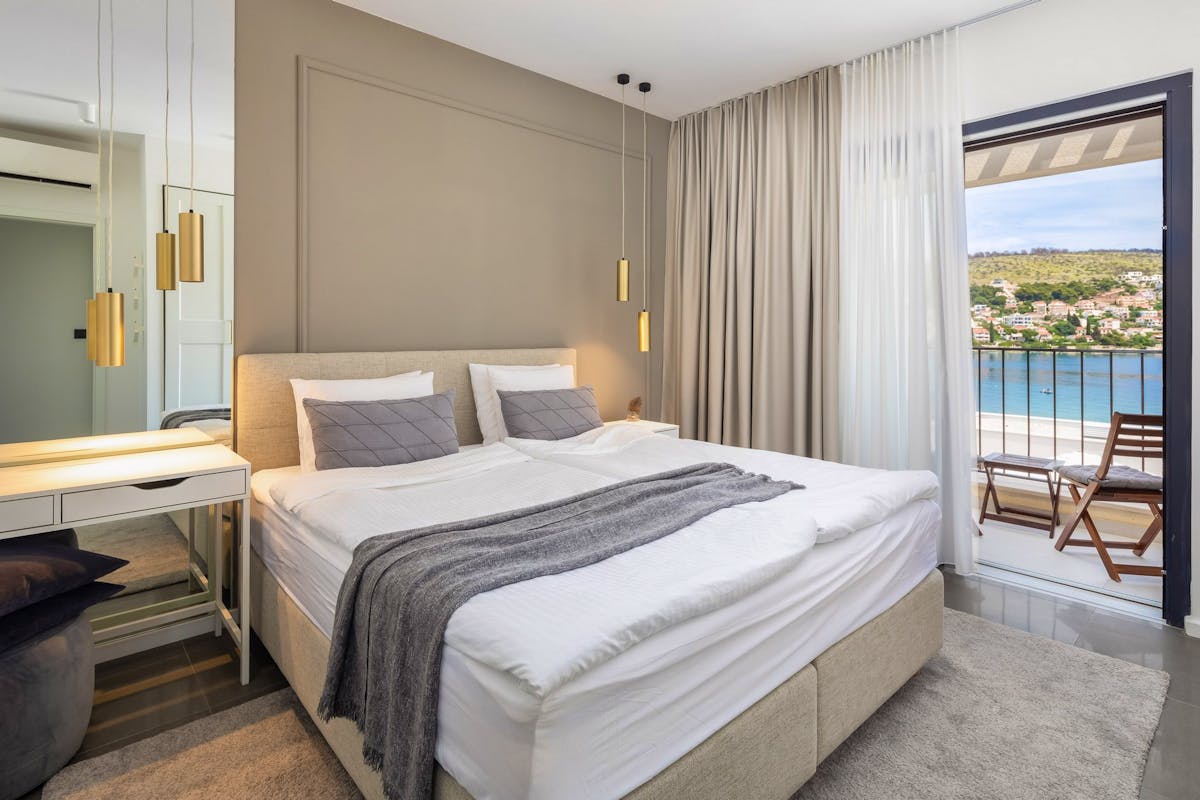 Elegant en-suite bedroom