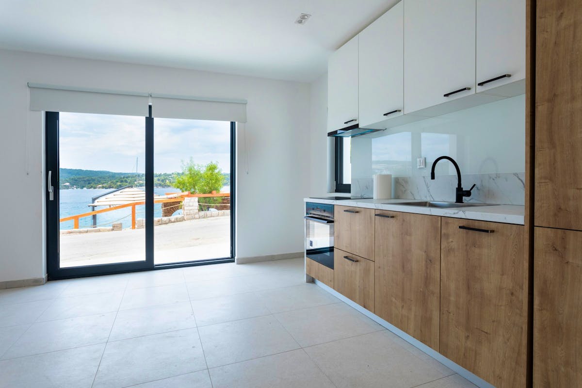Modern kitchen with access to the terrace
