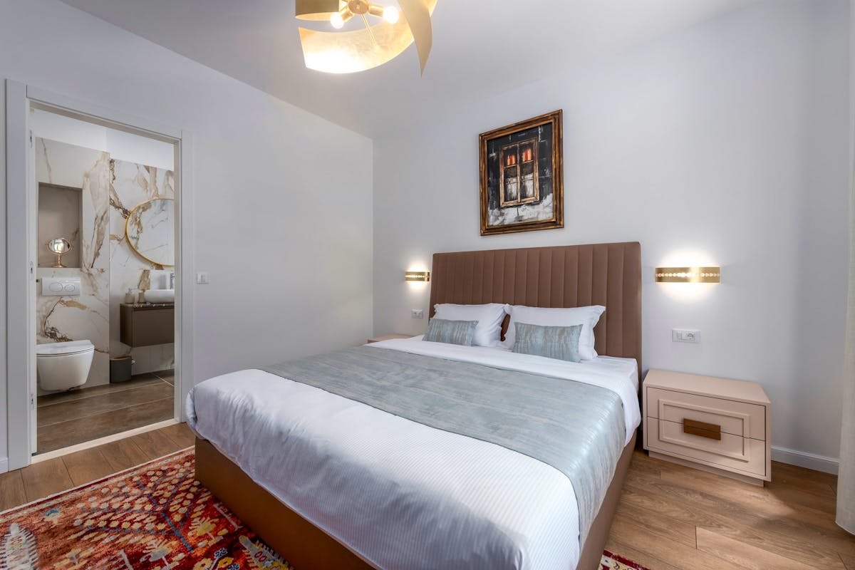 Elegant en-suite bedroom