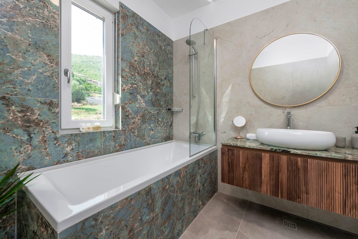 Spacious bathroom with bath tub