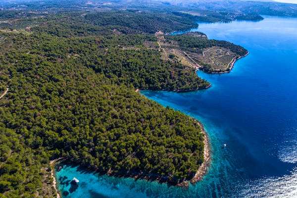 Spacious plot in the first row to the sea on Brač for sale