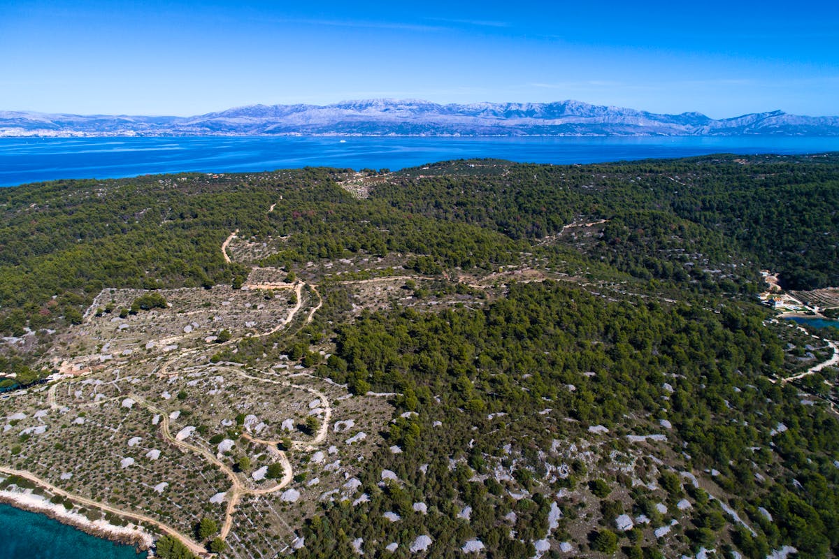 Otvoren pogled na more sa parcele