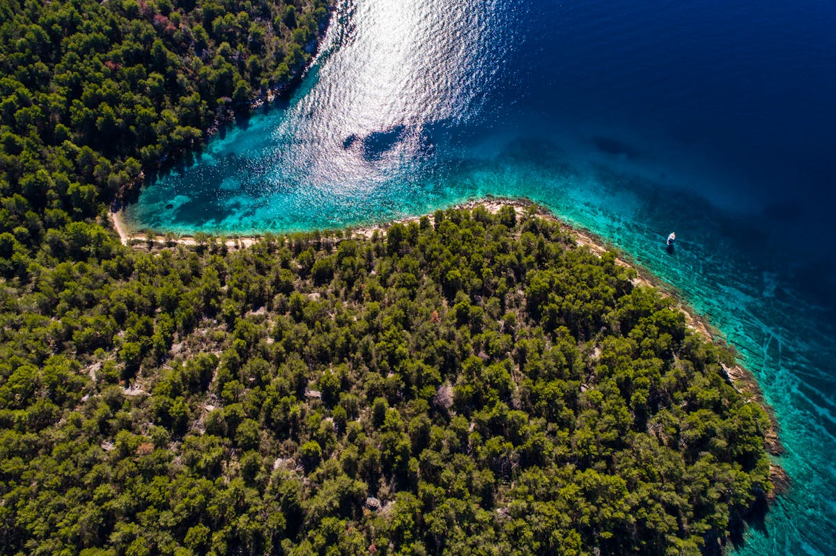Prodaje se parcela na Braču s panoramskim pogledom na more