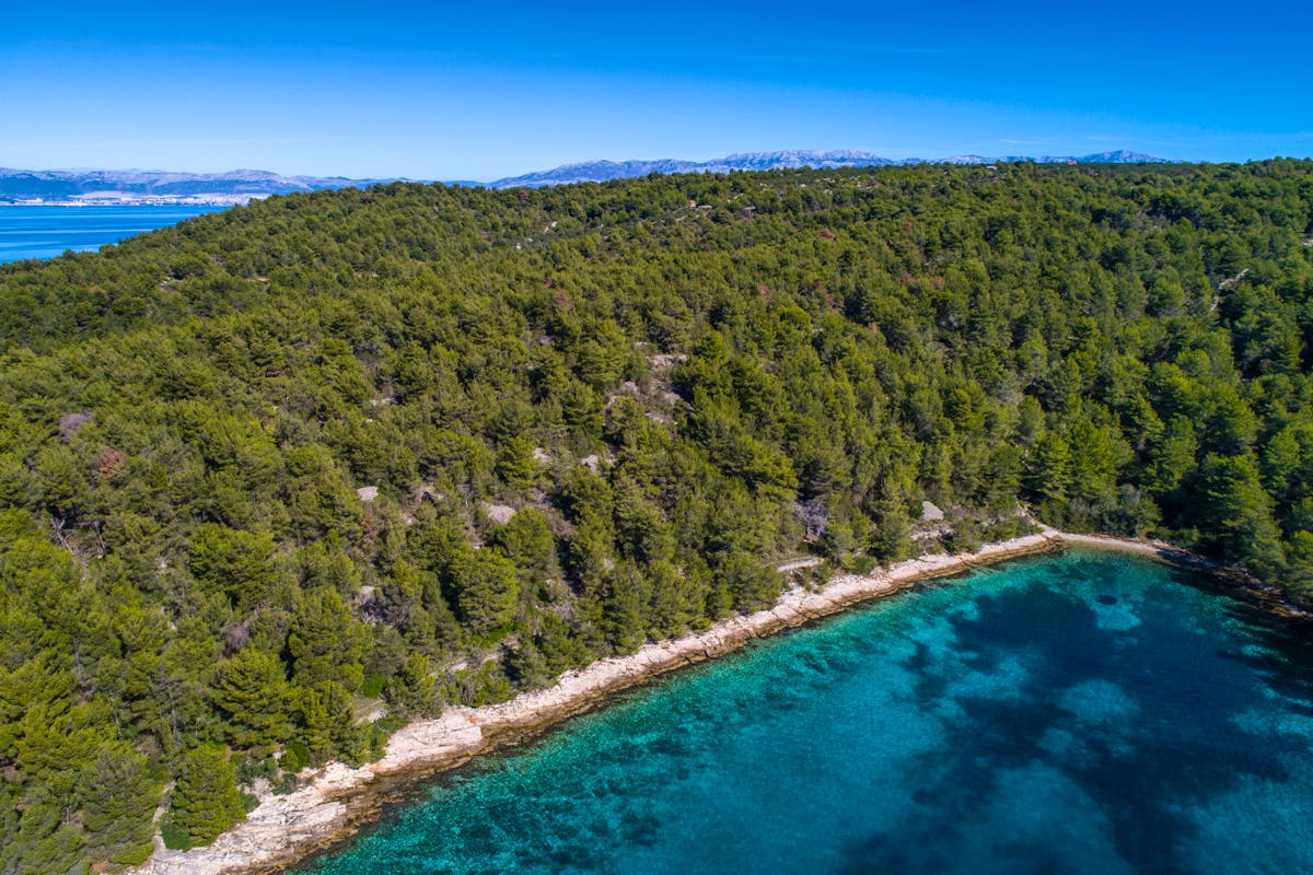 Prodaje se zemljište prvi red do mora na Braču