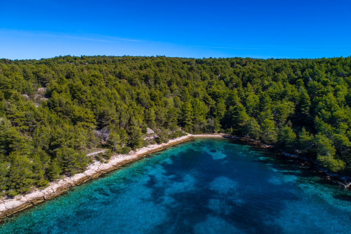 Prodaje se prostrano zemljište uz more na Braču