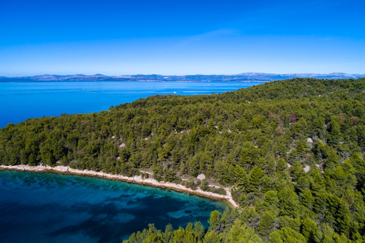 Prodaje se jedinstveno zemljište uz more na Braču