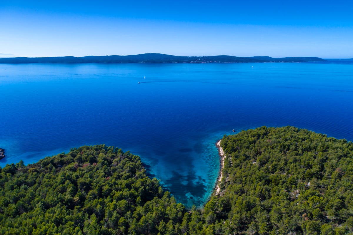 Prodaje se jedinstveno zemljište uz more na otoku Braču
