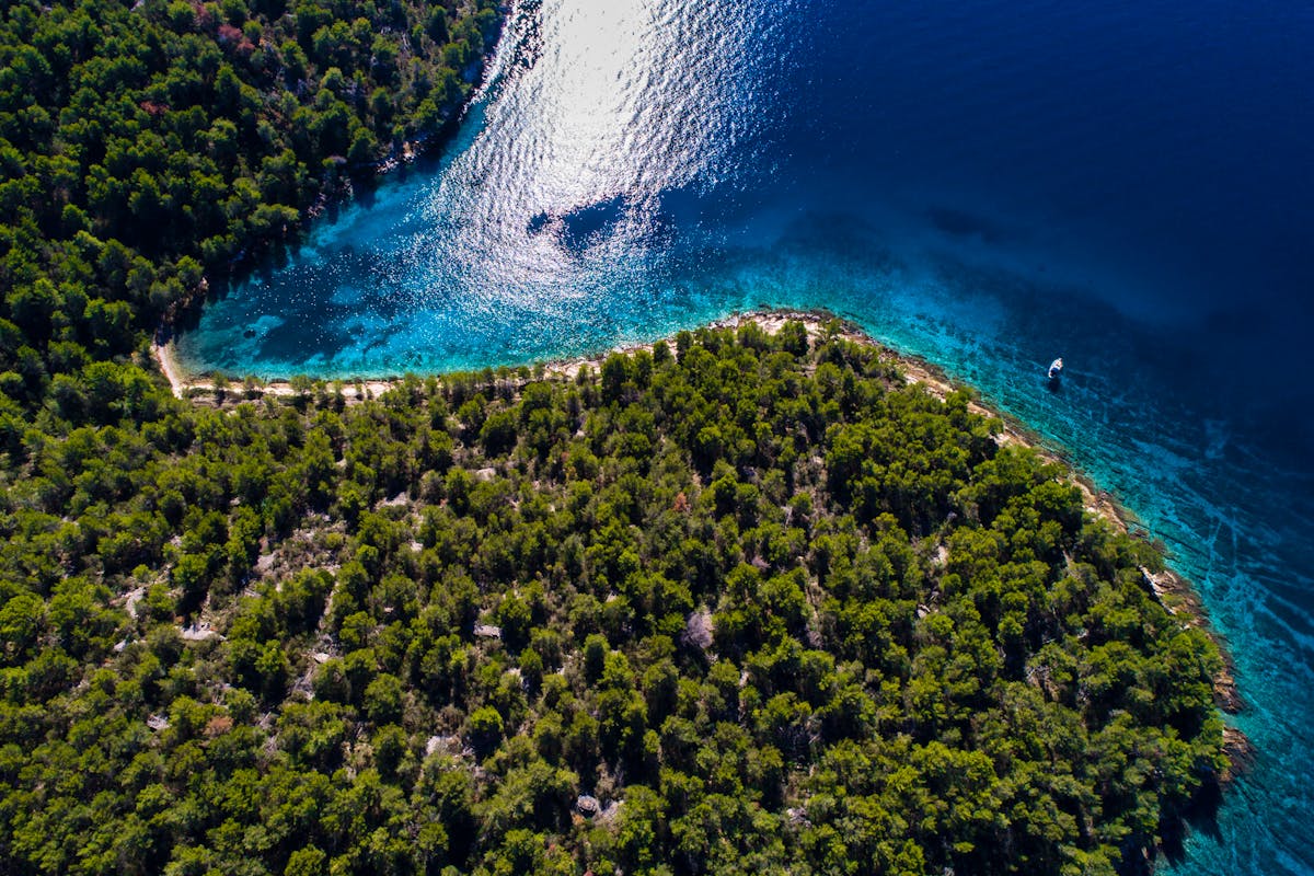 Prodaje se prostrano zemljište na Braču