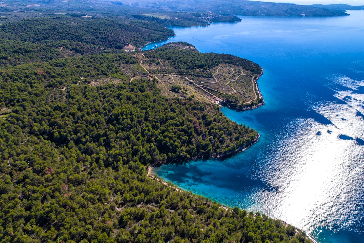 Prodaje se jedinstveno zemljište uz more na otoku Braču