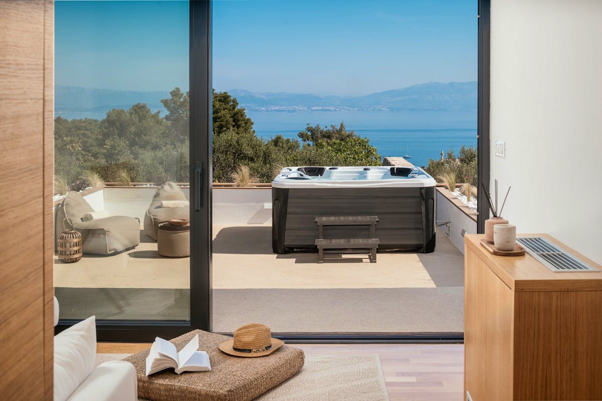 Otvoren pogled na more s terase s hidromasažnom kadom