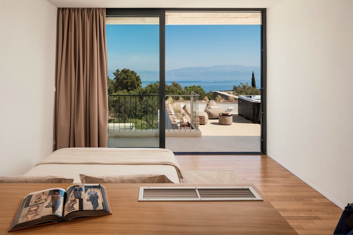 Glavna spavaća soba s terasom i pogledom na more