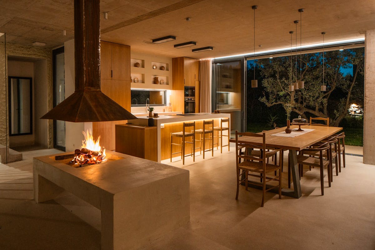 Kuhinja s blagovaonicom i kaminom