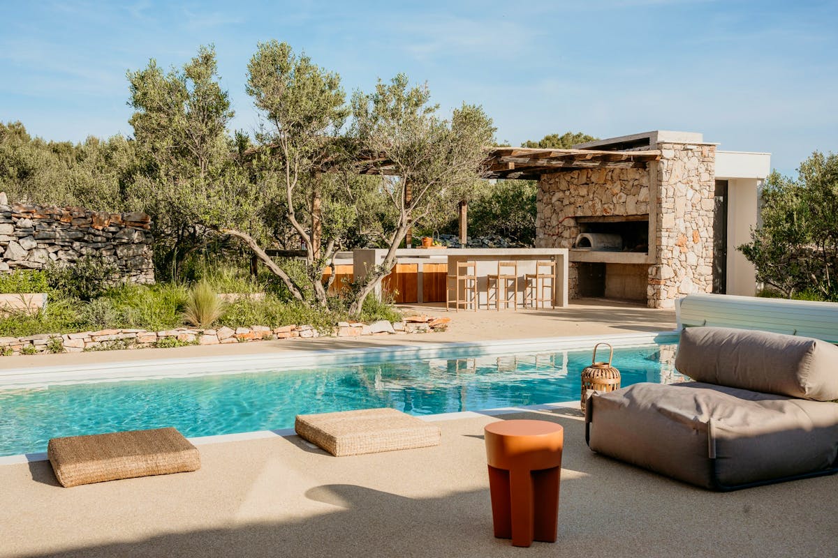 Vanjski prostor s bazenom, sunčalištem, ljetnom kuhinjom s roštiljem i blagovaonicom