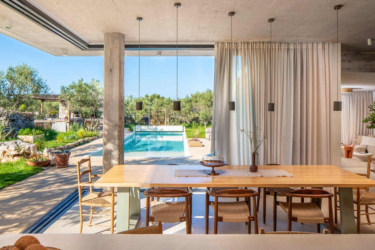 Blagovaonica s pogledom na bazen