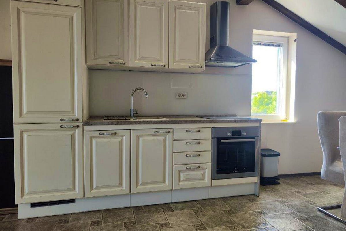 Fully fitted kitchen