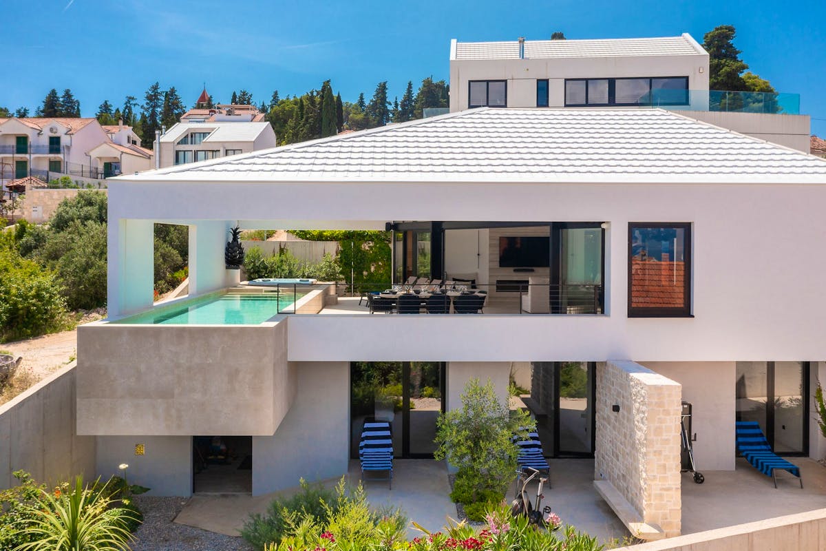 Prodaje se moderna vila s bazenom na Braču