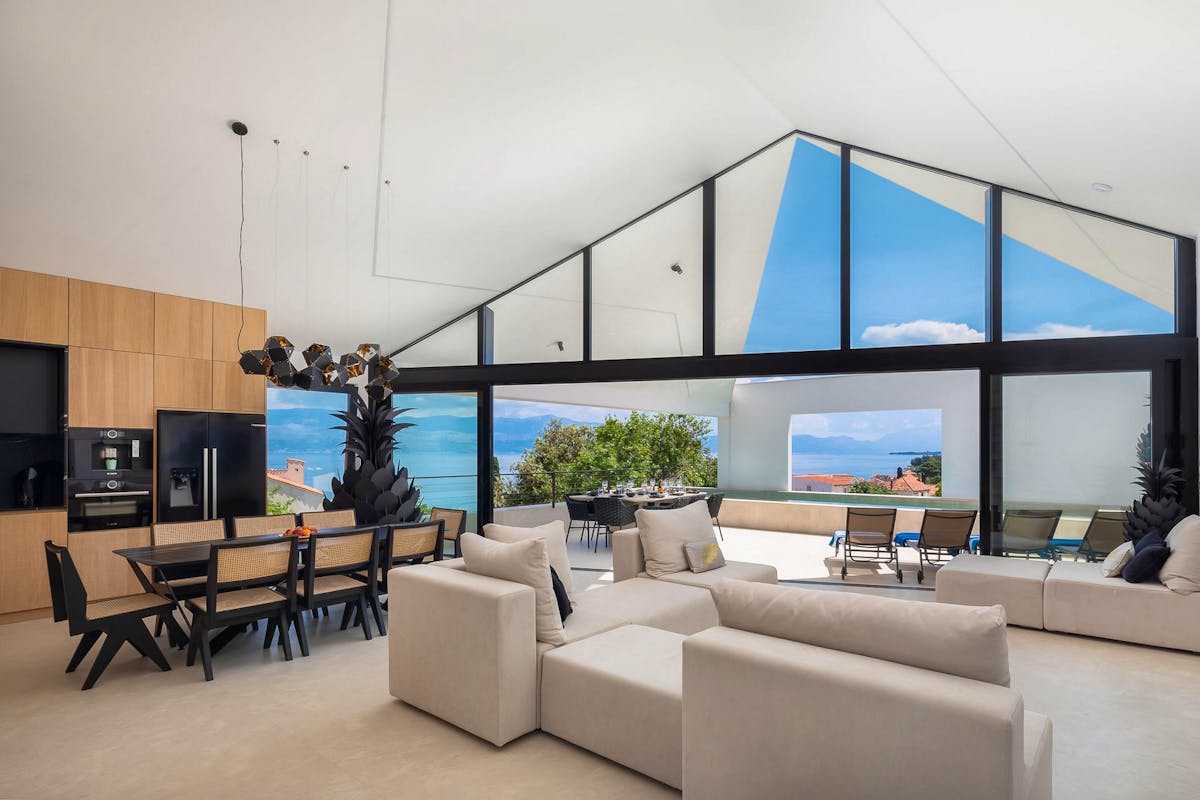 Dnevni prostor otvorenog koncepta  s izlazom na terasu i pogledom na more