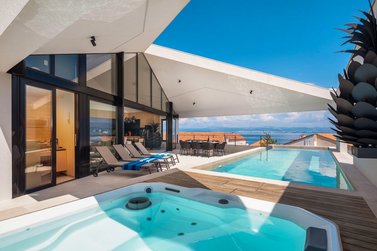 Prodaje se moderna vila s bazenom, jacuzzijem i pogledom na more na otoku Braču