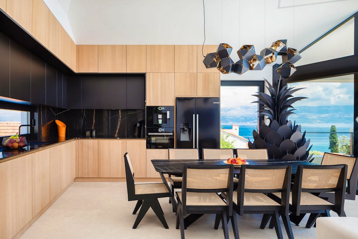 Potpuno opremljena kuhinja sa blagovaonicom