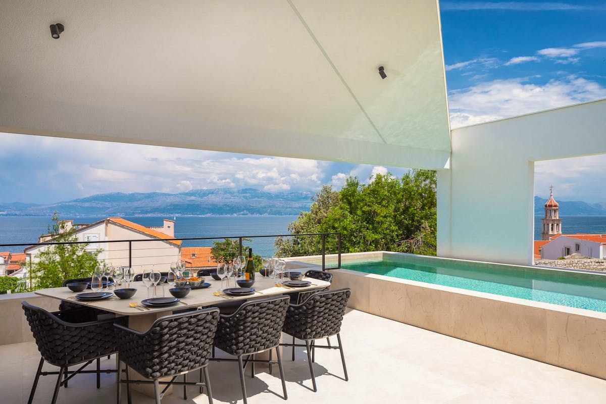 Spektakularan pogled na bazen i more s terase