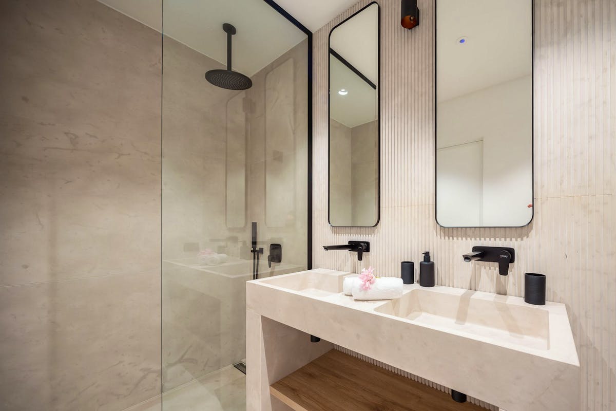 Prostrana kupaonica s walk-in tušem