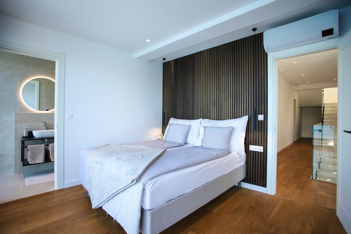 Elegant en-suite bedroom