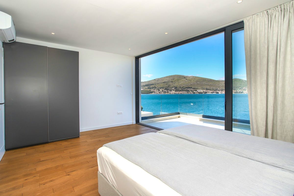 Elegant en-suite bedroom with sea view