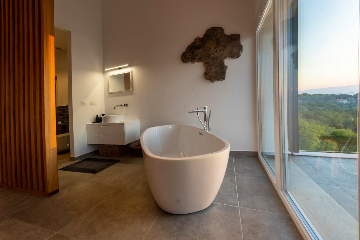 Bath tub in the master bedroom