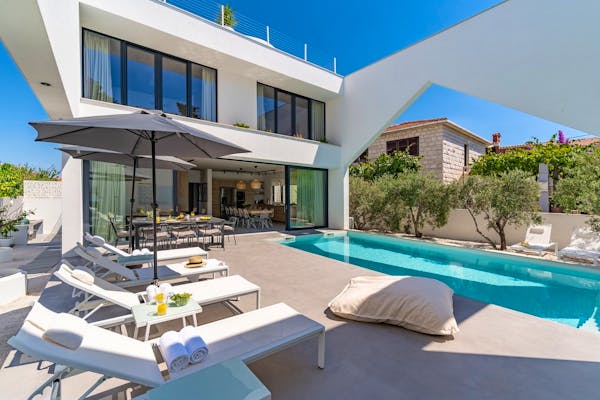 Newly built modern villa with pool on the island of Brac for sale