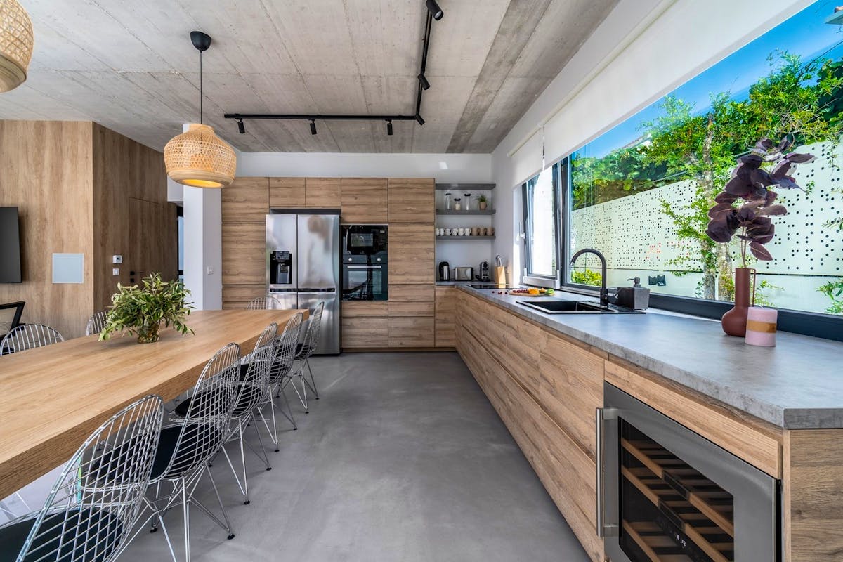 Stylish fully fitted kitchen