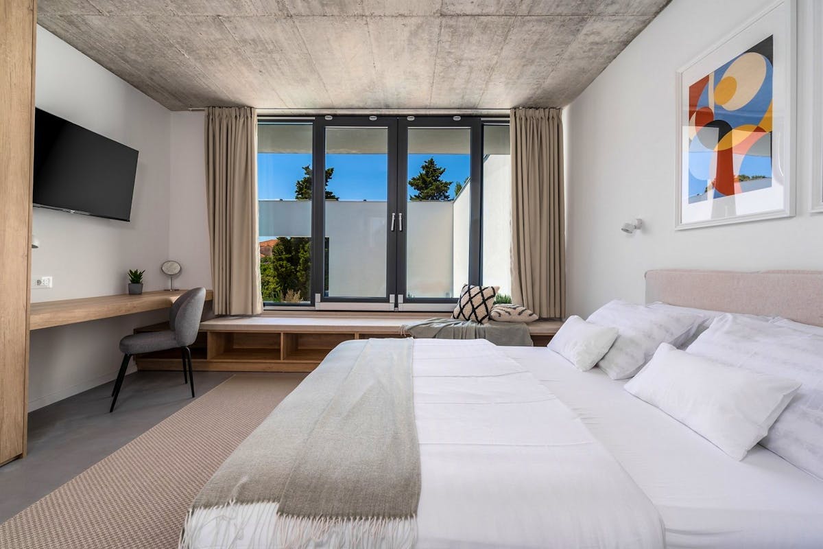 Spacious en-suite bedroom