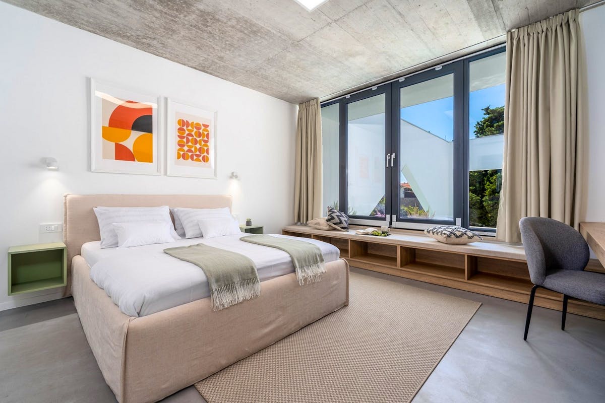 Elegant en-suite bedroom