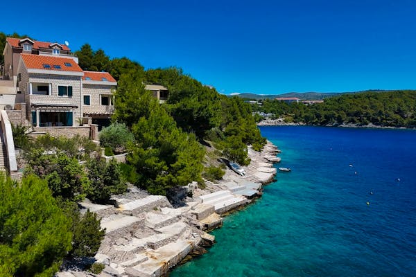 Prodaje se kamena vila uz more na Braču