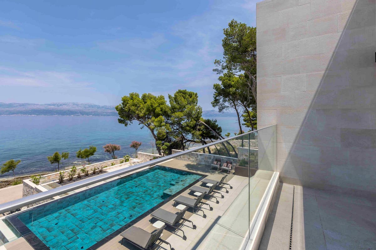 Spectacular view of the pool and the sea from the seafront villa in Sutivan