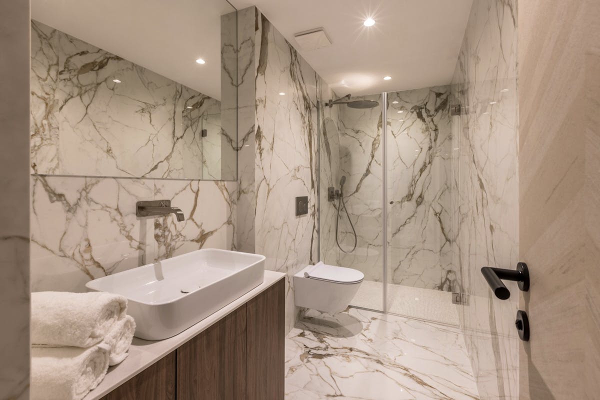 Elegant and spacious bathroom