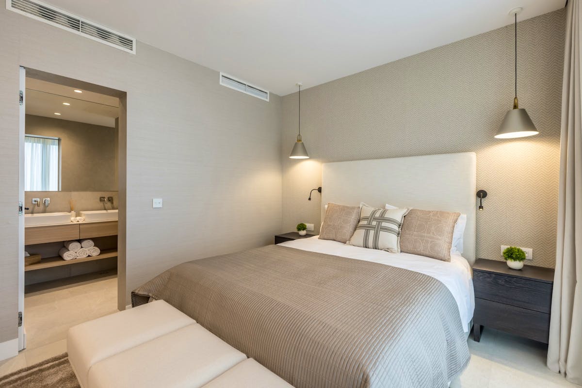 Elegant en-suite bedroom