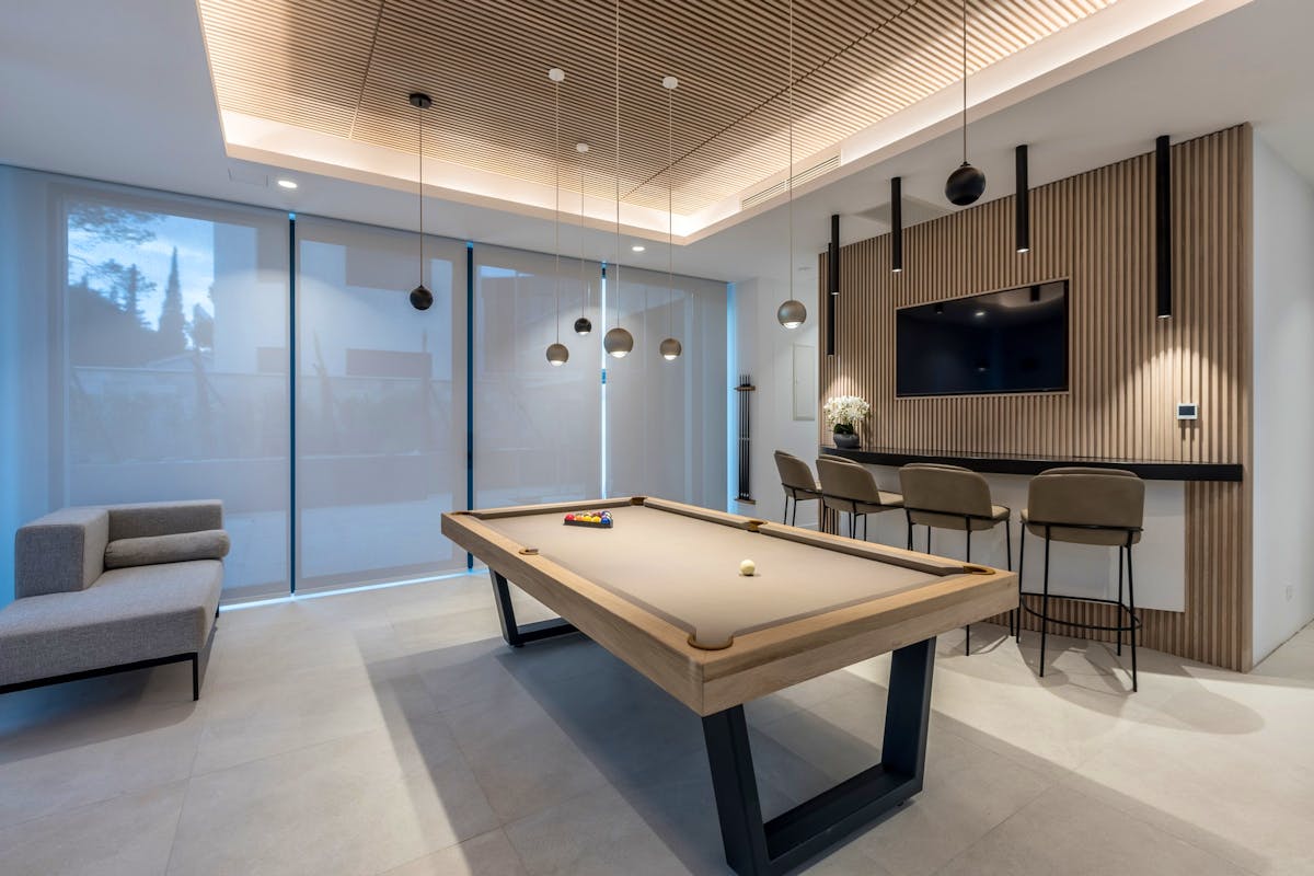 Entertainment room with a pool table