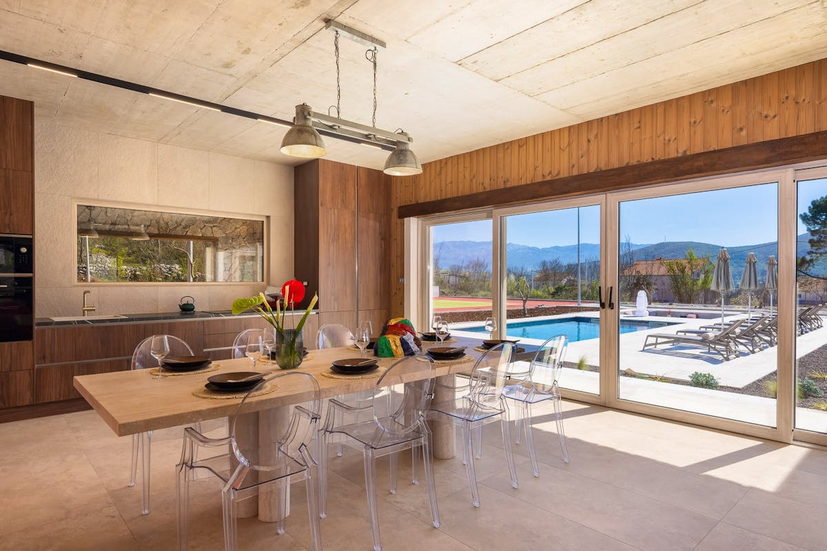 Fully fitted kitchen with dining area 