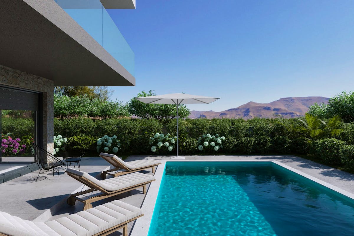 Prostrana terasa s bazenom i sunčalištem