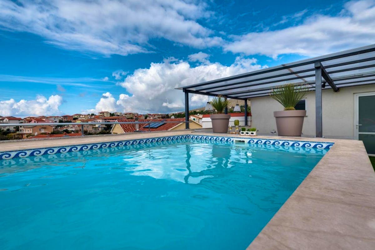Rooftop terrace with swimming pool 