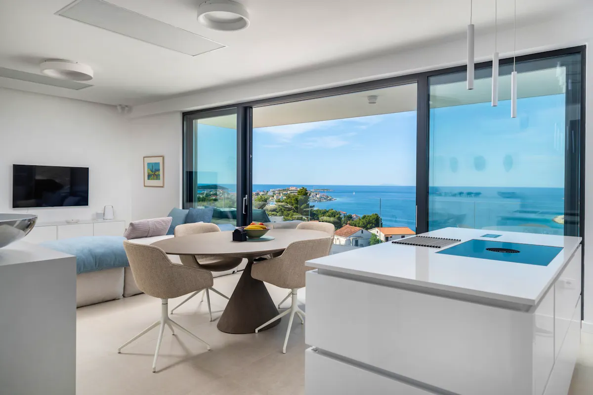 Dnevni prostor otvorenog koncepta s pogledom na more