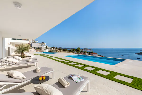 Prostrana terasa s bazenom i sunčalištem s pogledom na more