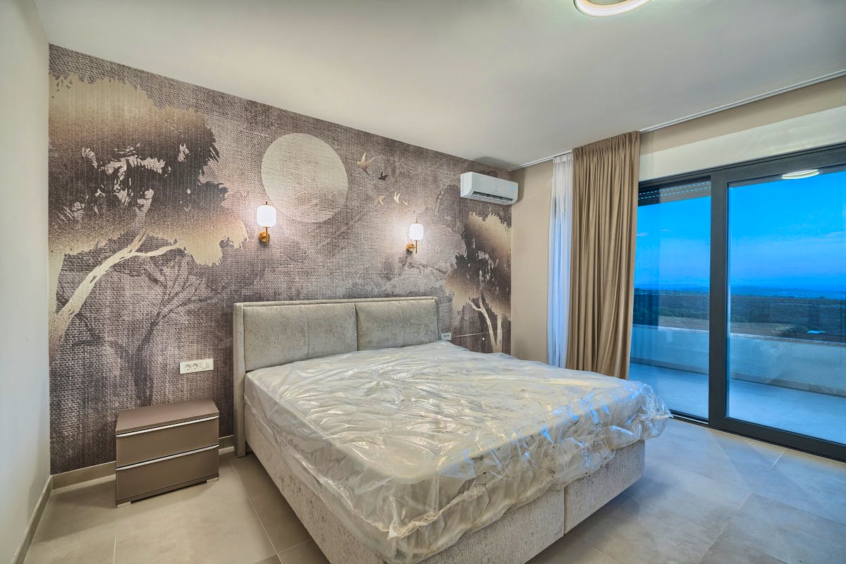 Ensuite bedroom with access to the balcony with sea view
