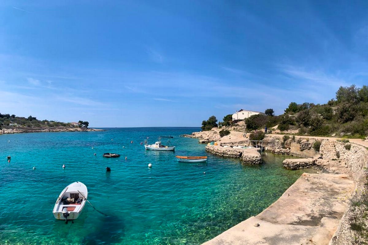 Prodaje se građevinsko zemljište uz more u Primoštenu