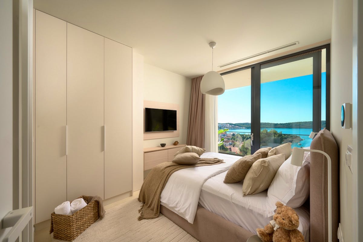 Elegant en-suite bedroom with open sea view